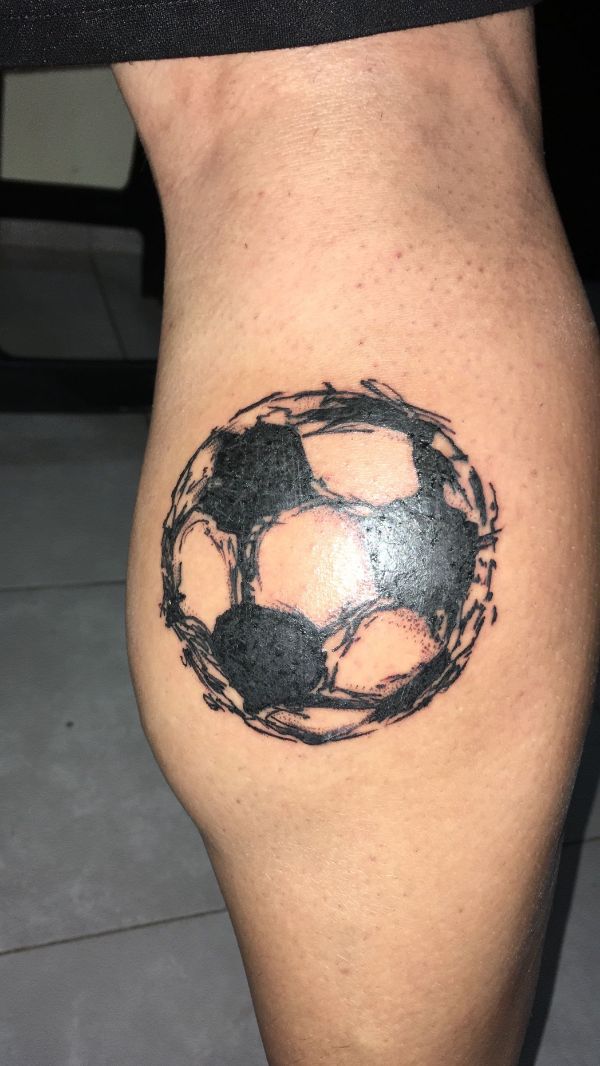 tatuajes de futbolistas en la pierna balon trash polka