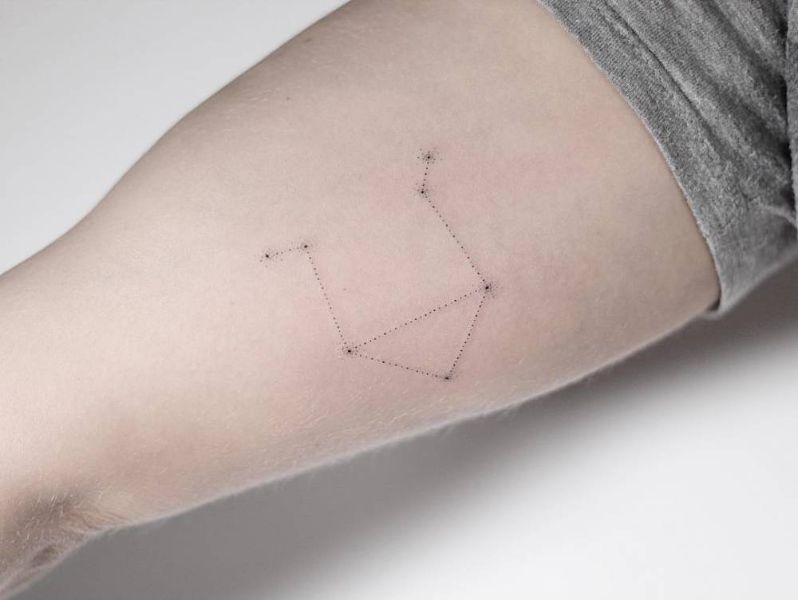 tatuajes de libra para hombres constelacion minimalista
