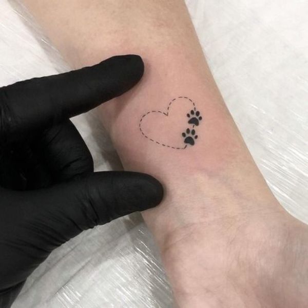tatuajes de patitas de gato con corazon