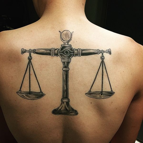 tatuajes para abogados hombres balanza justicia