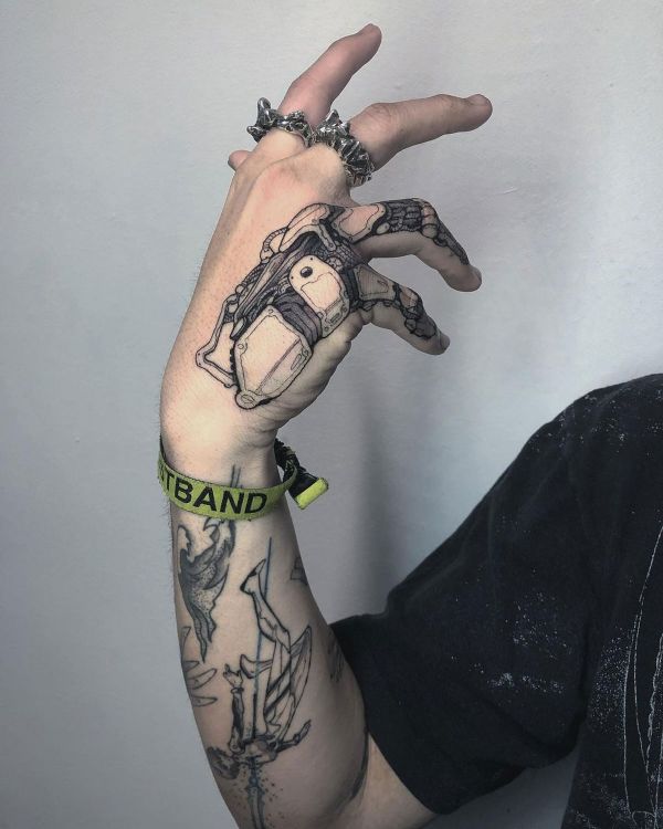tatuajes para hombres mecanicos en mano