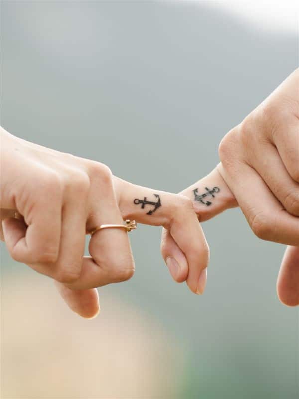 tatuajes bonitos para parejas en dedos