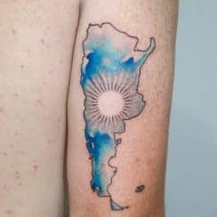 Patrióticos tatuajes de bandera argentina en 2 zonas