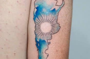 Patrióticos tatuajes de bandera argentina en 2 zonas