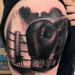 4 tatuajes de boxeo en el brazo en blanco y negro