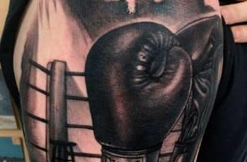 4 tatuajes de boxeo en el brazo en blanco y negro