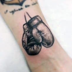 Curiosos tatuajes de guantes de boxeo pequeños en 2 sitios