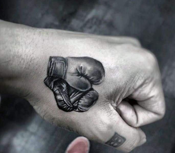 tatuajes de guantes de boxeo pequeños en la mano