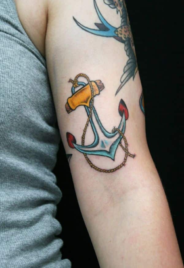 tatuajes marinos en el brazo anclas