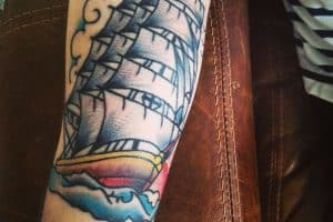 tatuajes marinos en el brazo de barcos