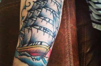 6 diversos tatuajes marinos en el brazo y pierna
