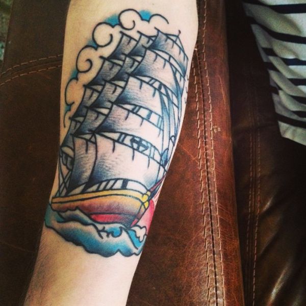 tatuajes marinos en el brazo de barcos