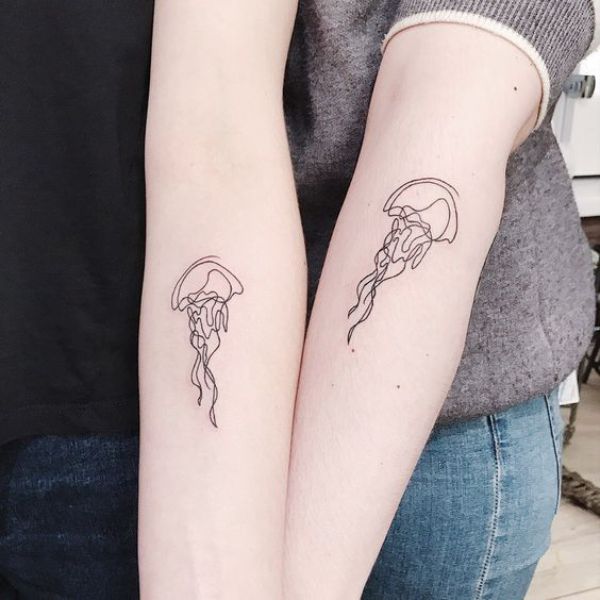 tatuajes medusas marinas negros