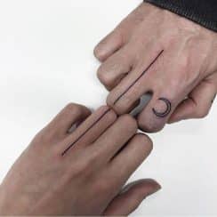 4 bonitos tatuajes minimalistas en pareja para la mano