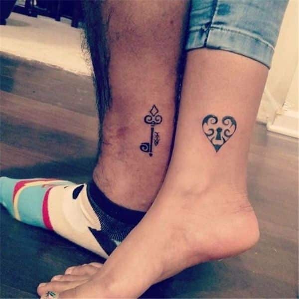 tatuajes minimalistas en pareja en los pies