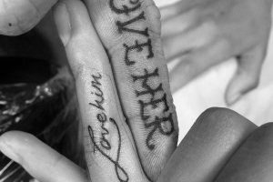 frases tatuajes para parejas en los dedos