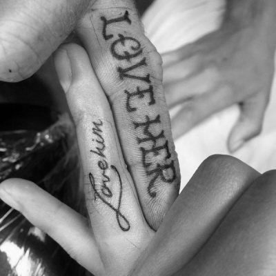 frases tatuajes para parejas en los dedos