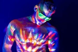 pinturas corporales neon en cuerpo