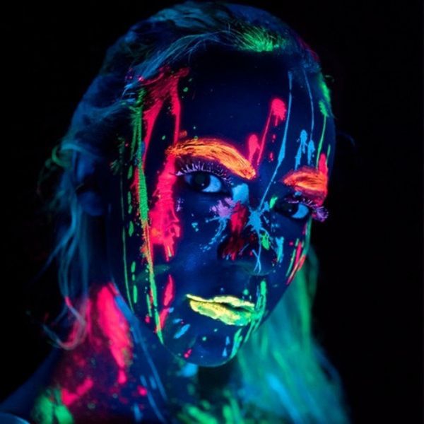 pinturas corporales neon en rostro