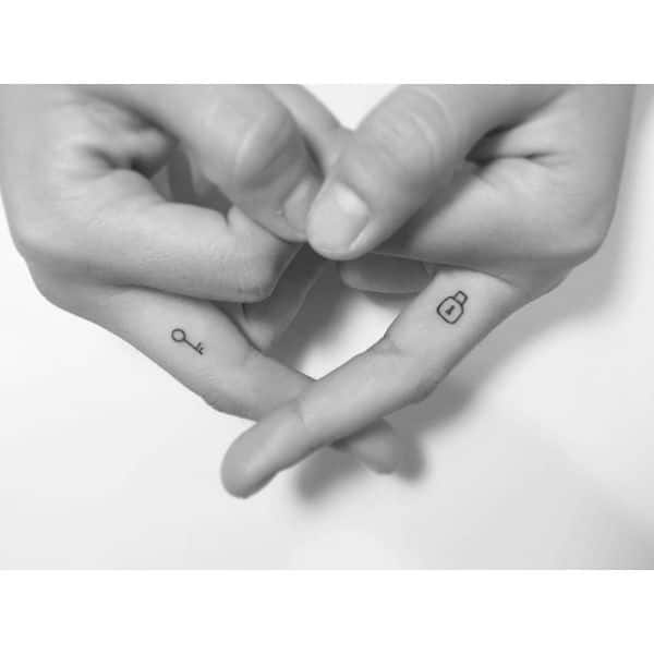 tatuajes candado y llave pequeño en dedos