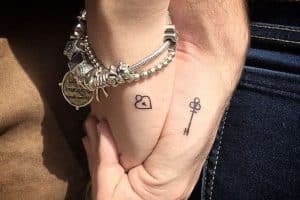 tatuajes candado y llave pequeño en mano