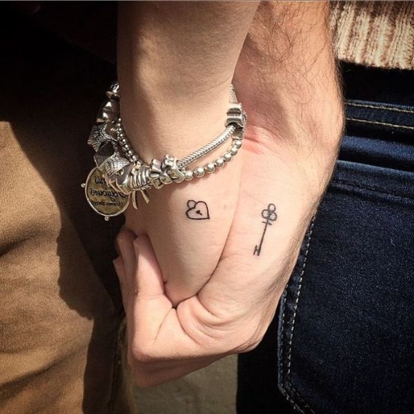tatuajes candado y llave pequeño en mano