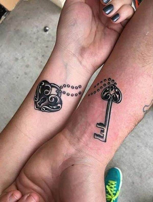 tatuajes candado y llave pequeño grano