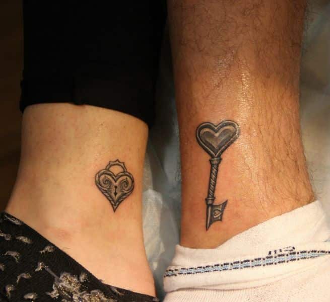 tatuajes corazon y llave en tobillos