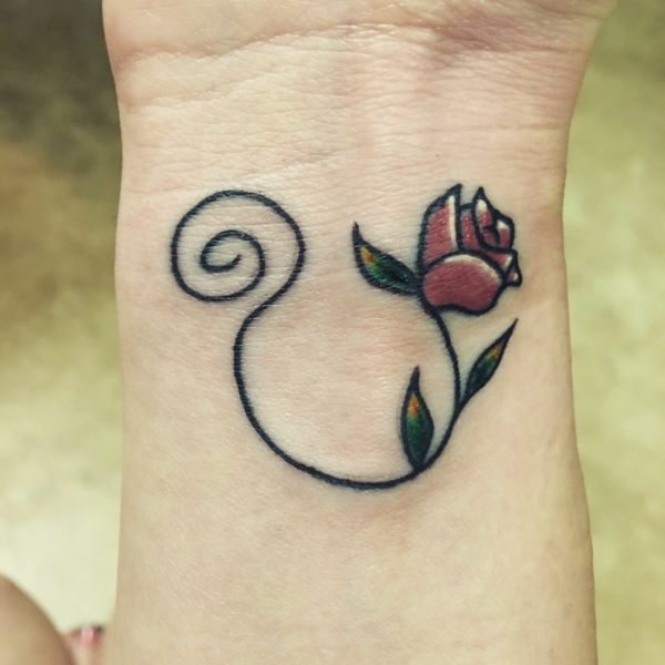 tatuajes de flores minimalistas con paleta limitada de tonos