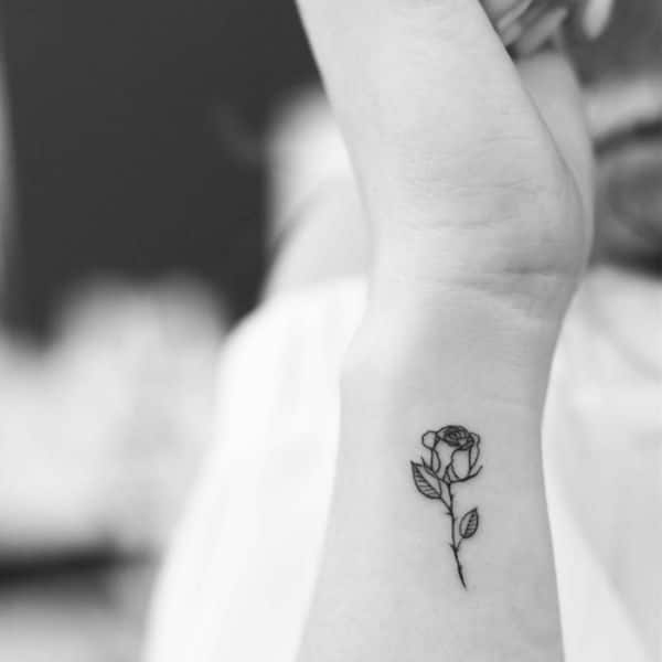 tatuajes de flores minimalistas de silueta