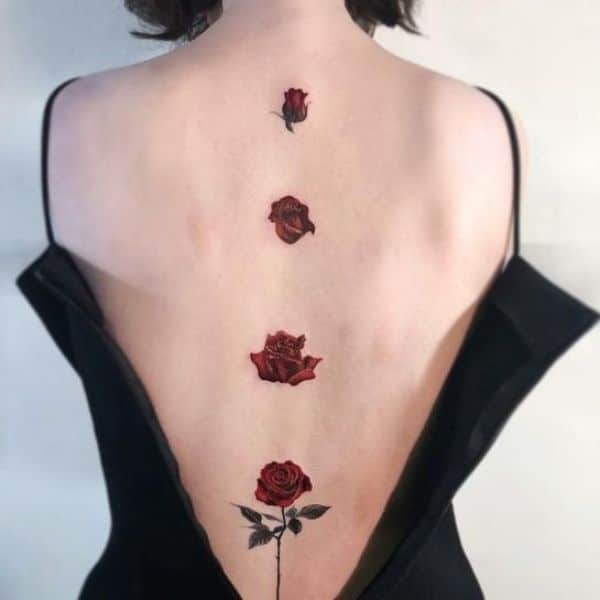 tatuajes de flores rojas en espalda