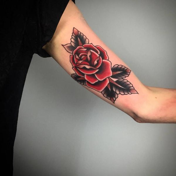 tatuajes de flores rojas tradicional