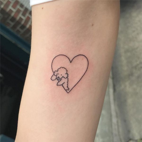tatuajes de perritos caniches con un corazon