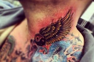 diseños tatuajes de alas en el cuello color