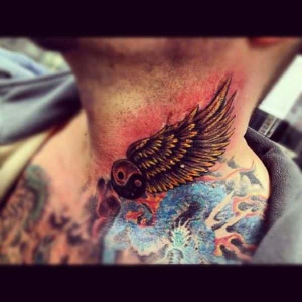 diseños tatuajes de alas en el cuello color