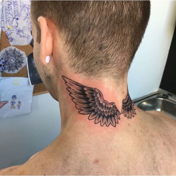 diseños tatuajes de alas en el cuello detras