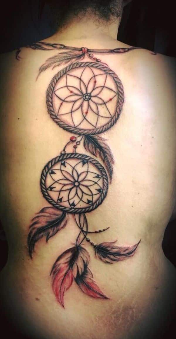 tatuajes de atrapasueños en la espalda con dos telerañas