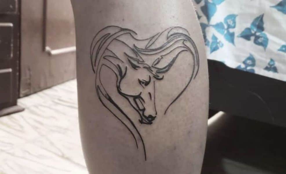 tatuajes de caballos de carreras lineas que forman corazon