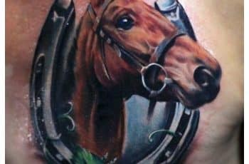 5 tatuajes de caballos de carreras cargados de pasión