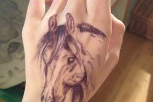 tatuajes de caballos en la mano geniales degragados en los bordes