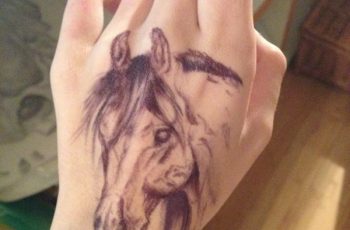 4 tatuajes de caballos en la mano con proporción