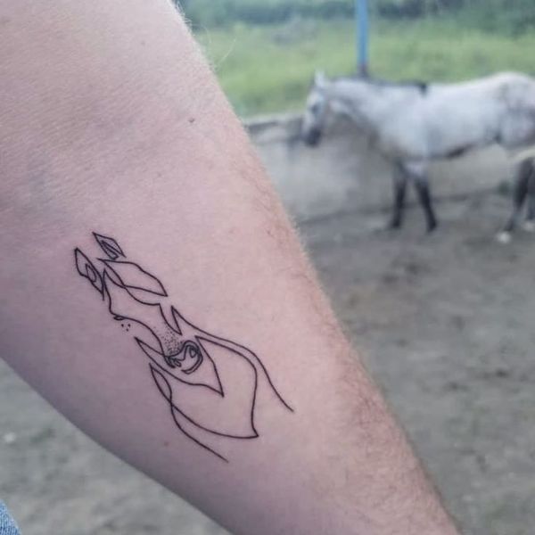 tatuajes de caballos en la mano linea continua