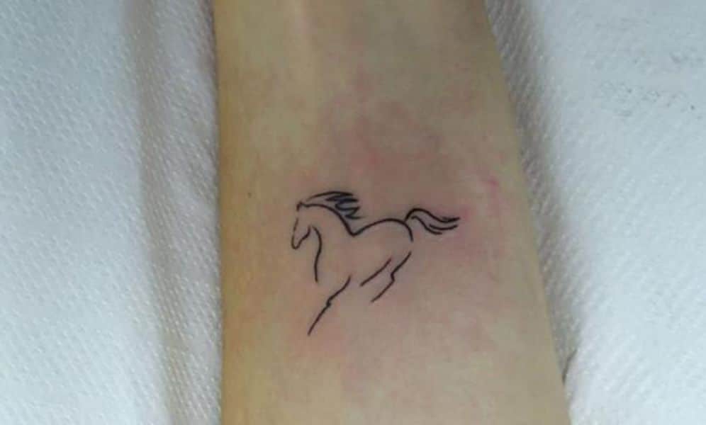 tatuajes de caballos en la mano silueta