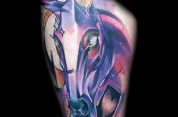 4 grandes tatuajes de caballos para hombres en el brazo
