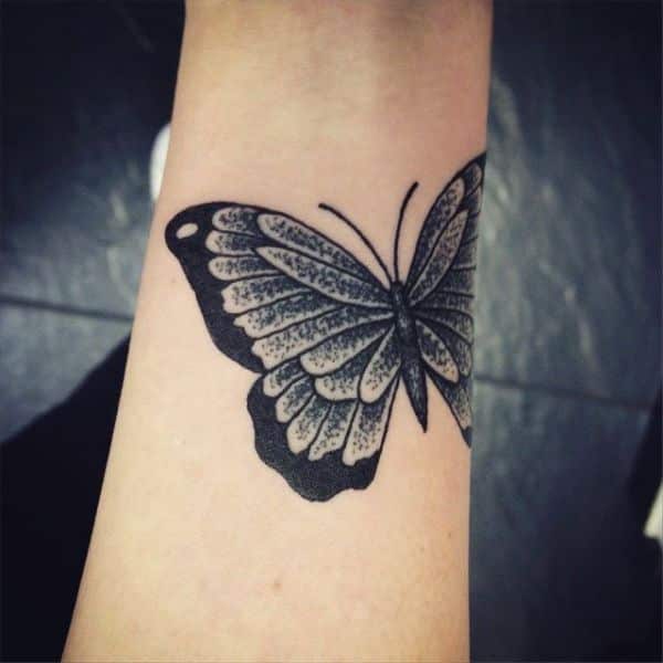 tatuajes de mariposas en la mano dotwork