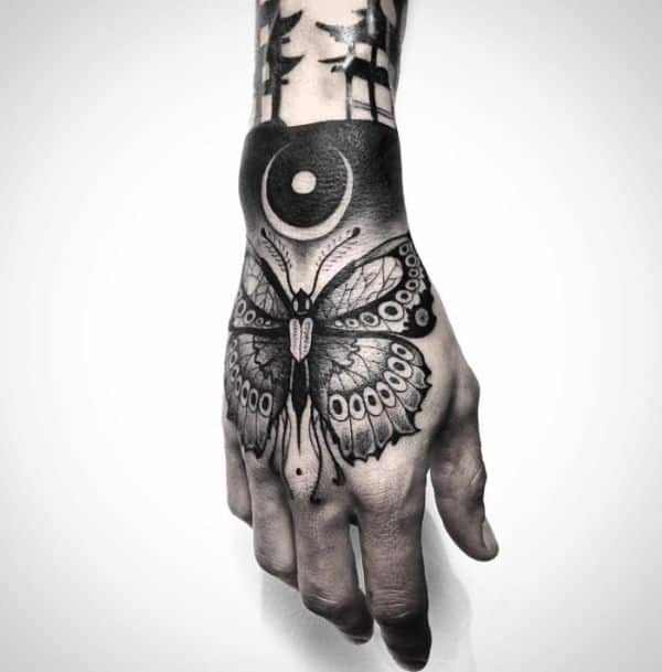 tatuajes de mariposas en la mano grises