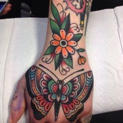 Estupendos tatuajes de mariposas en la mano a 2 técnicas