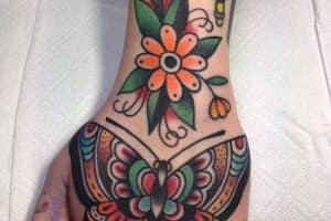 tatuajes de mariposas en la mano tradicional americano
