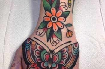 Estupendos tatuajes de mariposas en la mano a 2 técnicas