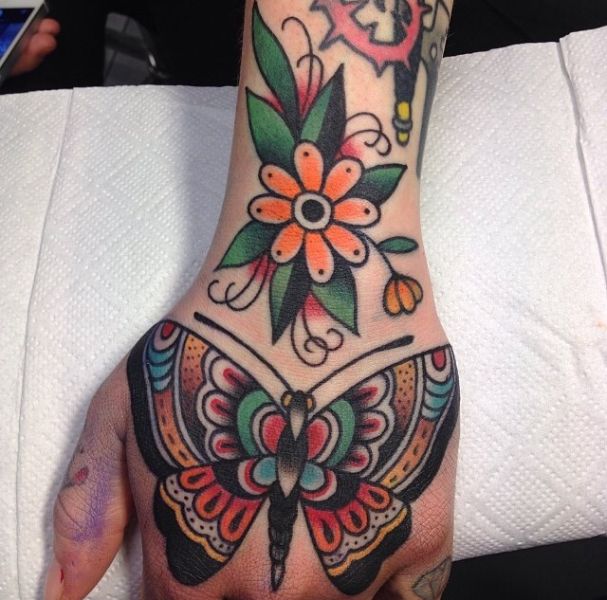 tatuajes de mariposas en la mano tradicional americano